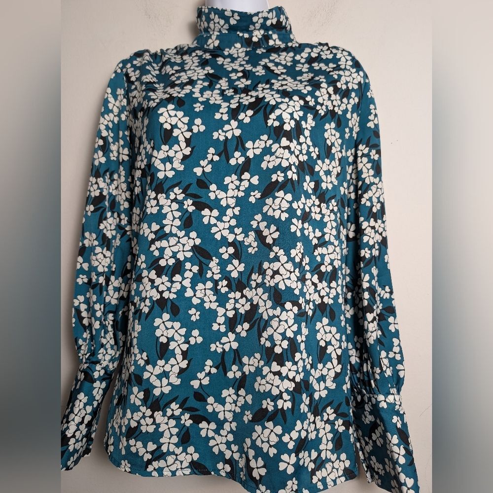 Who What Wear Dancing Clover Shirt High mock Neck Blouse Long Sleeve Satin Green - Picture 2 of 10